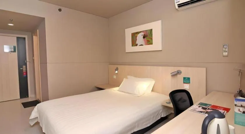 Bed in Jinjiang Inn Caoan Road