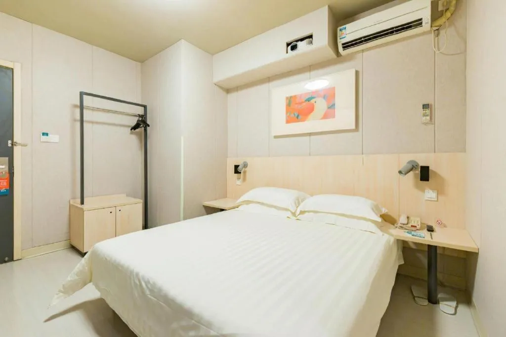 Bed in Jinjiang Inn Caoan Road