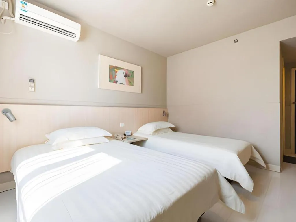 Bed in Jinjiang Inn Caoan Road