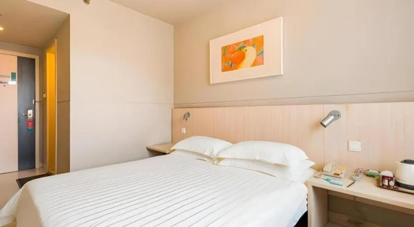 Bed in Jinjiang Inn Caoan Road