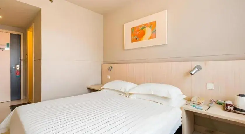 Bed in Jinjiang Inn Caoan Road Bed in Jinjiang Inn Caoan Road