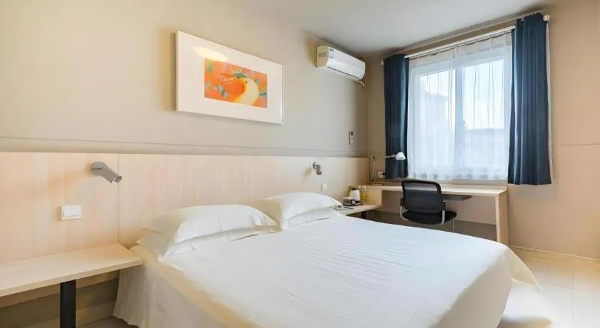 Bed in Jinjiang Inn Caoan Road