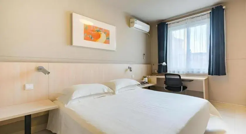 Bed in Jinjiang Inn Caoan Road Bed in Jinjiang Inn Caoan Road