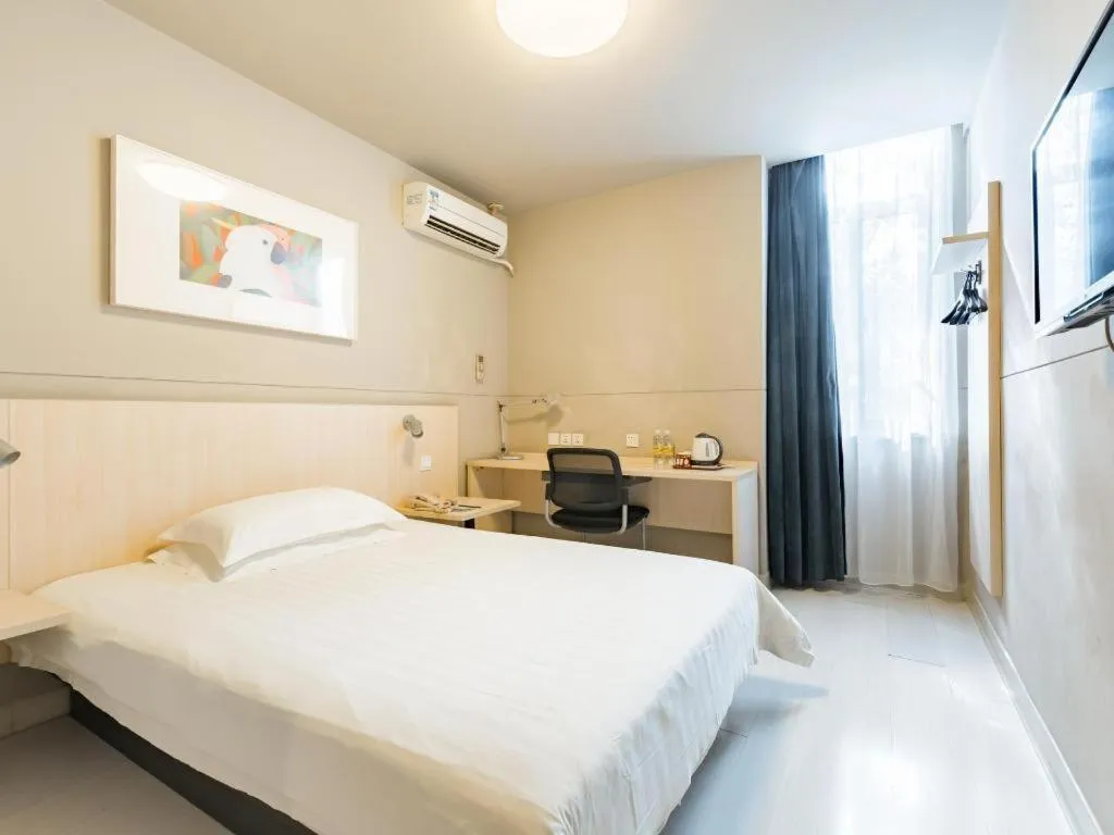 Bed in Jinjiang Inn Caoan Road