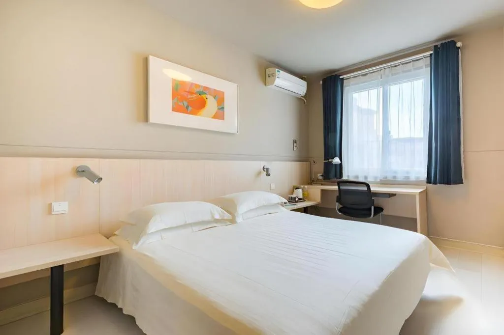 Bed in Jinjiang Inn Caoan Road