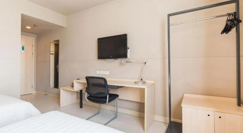 Bed in Jinjiang Inn Caoan Road