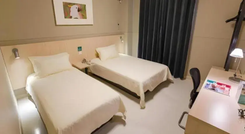 Bed in Jinjiang Inn Caoan Road Bed in Jinjiang Inn Caoan Road