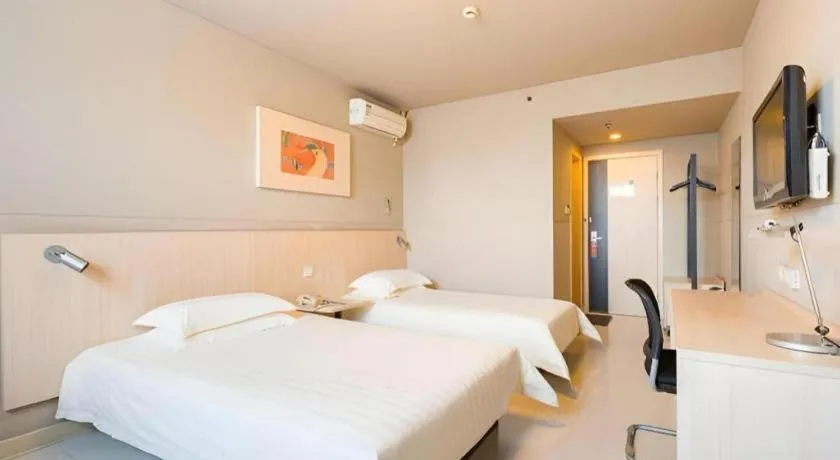 Bed in Jinjiang Inn Caoan Road