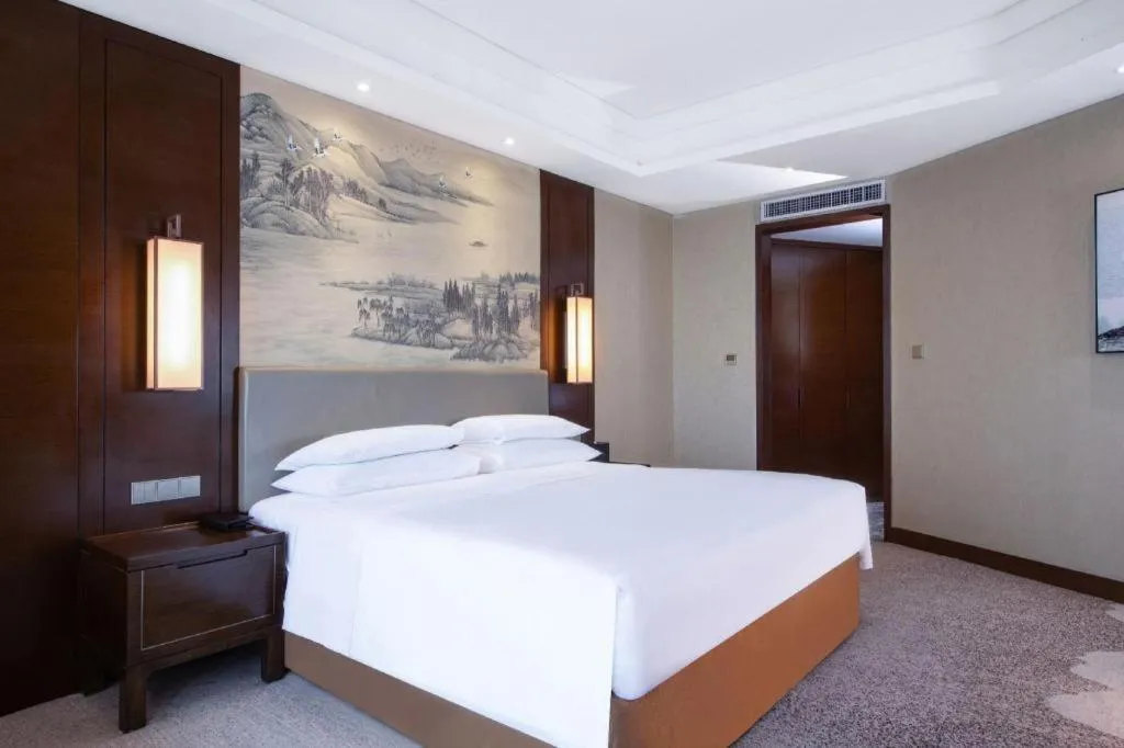 Bed in New Century Grand Hotel Hangzhou Fuyang Dongfangmao