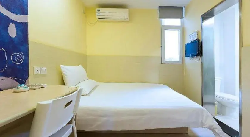 Bed in Hi Inn Guangzhou Gangding Metro Station Bed in Hi Inn Guangzhou Gangding Metro Station