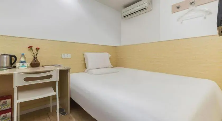 Bed in Hi Inn Guangzhou Gangding Metro Station Bed in Hi Inn Guangzhou Gangding Metro Station