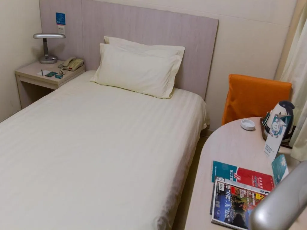 Bed in Jinjiang Inn Select Shanghai International Tourism and Resorts Zone Chuansha Road Subway Station