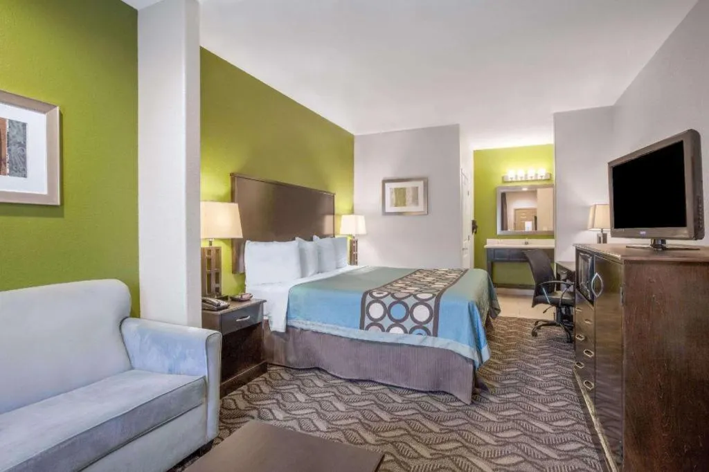 Bed in Super 8 By Wyndham Mansfield La