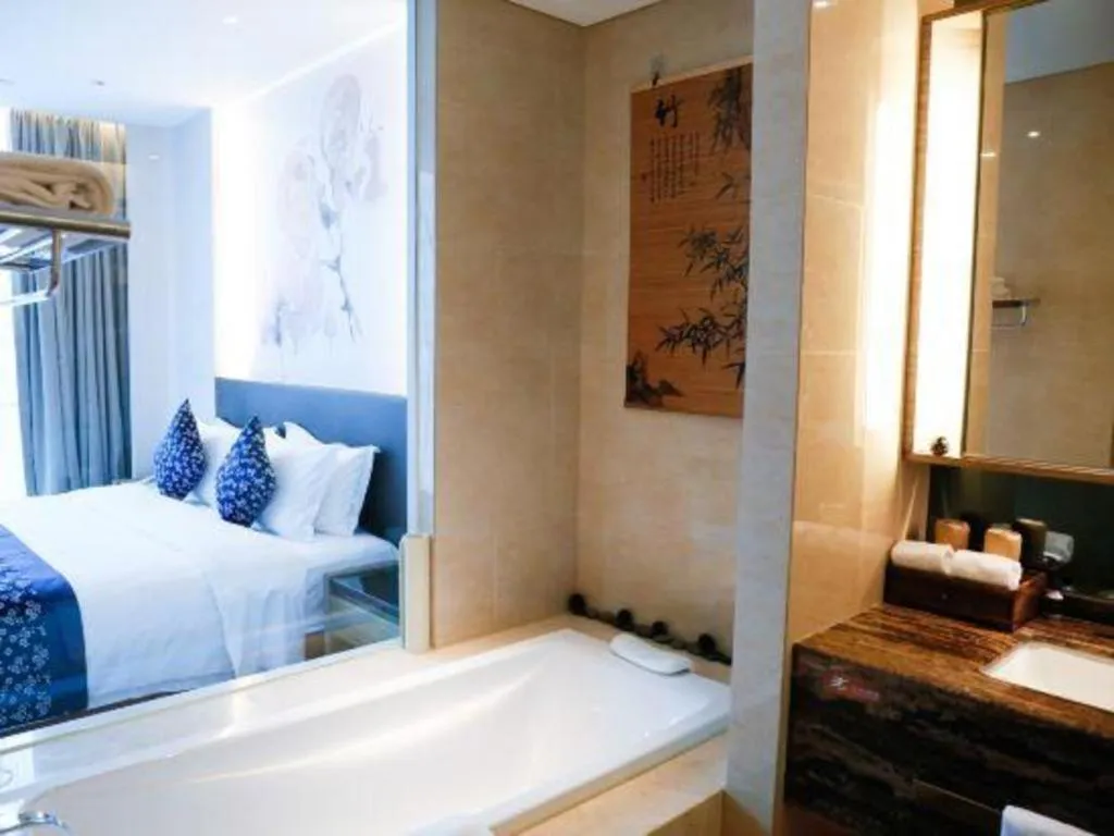 Bed in LONGYAN JINGHUA FLIPORT HOTEL