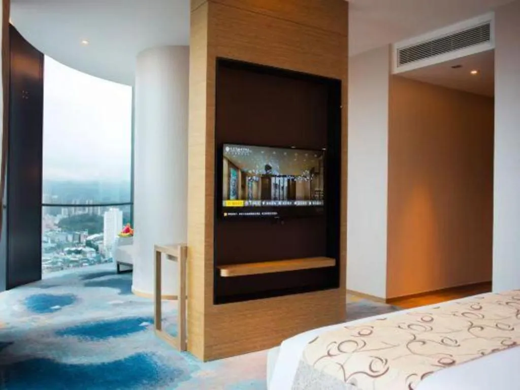 Bed in LONGYAN JINGHUA FLIPORT HOTEL