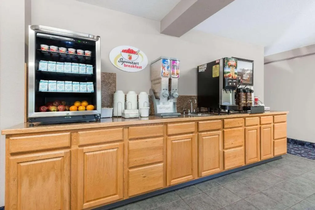 Super 8 By Wyndham Beloit