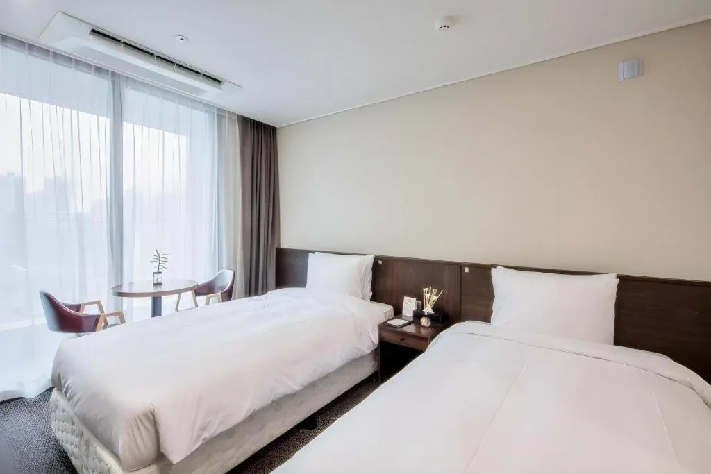Bed in Riviera Incheon Airport Hotel