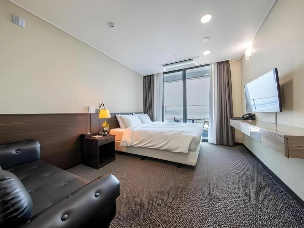 Bed in Riviera Incheon Airport Hotel