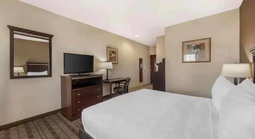 Bed in Best Western La Grange Inn & Suites Bed in Best Western La Grange Inn & Suites