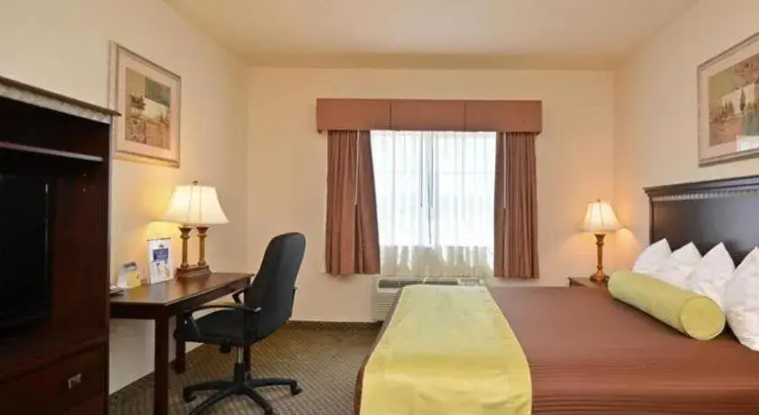 Bed in Best Western La Grange Inn & Suites Bed in Best Western La Grange Inn & Suites