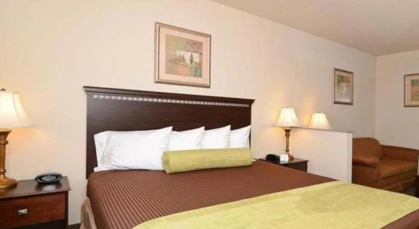 Bed in Best Western La Grange Inn & Suites