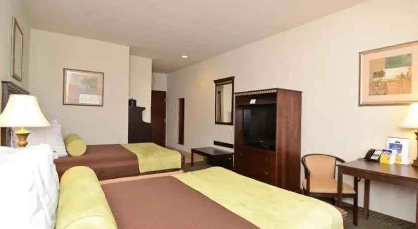 Bed in Best Western La Grange Inn & Suites Bed in Best Western La Grange Inn & Suites