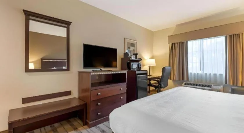 Bed in Best Western La Grange Inn & Suites