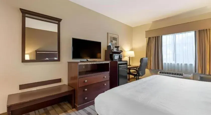 Bed in Best Western La Grange Inn & Suites Bed in Best Western La Grange Inn & Suites