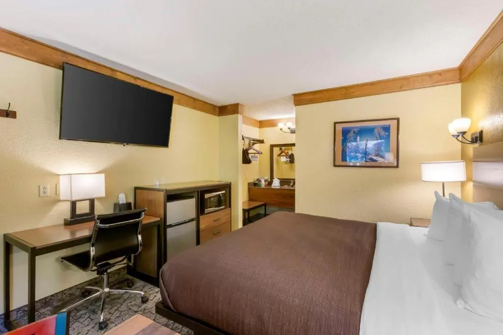 Bed in Best Western Rivers Edge