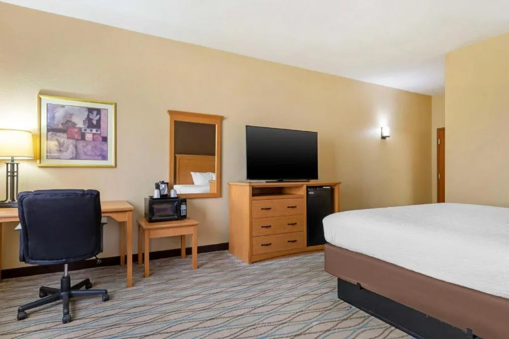 Bed in Best Western Locust Grove Inn & Suites