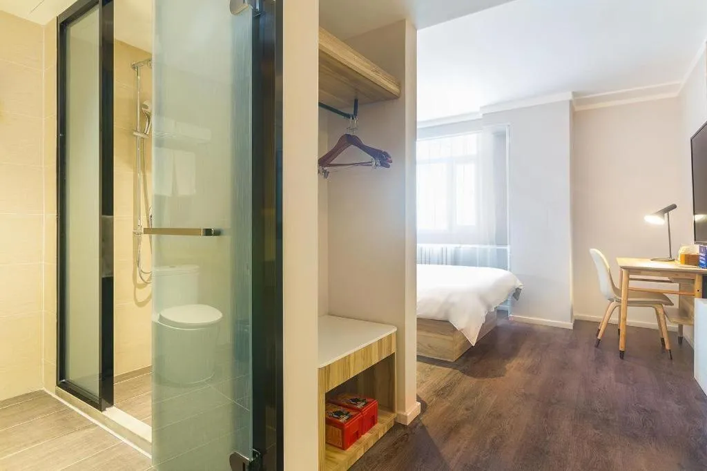 Bed in Hanting Premium Hotel Beijing Wudaokou East Gate of Tsinghua