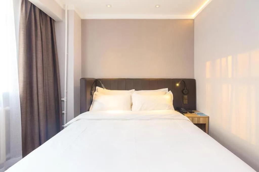 Bed in Hanting Premium Hotel Beijing Wudaokou East Gate of Tsinghua