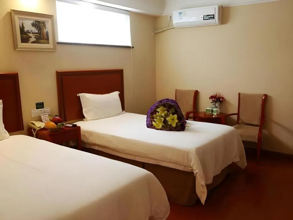 Bed in GreenTree Inn Jinan Quancheng Hotel