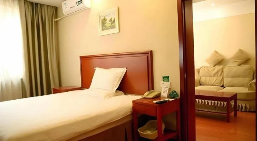 Bed in GreenTree Inn Jinan Quancheng Hotel