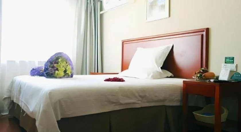 Bed in GreenTree Inn Jinan Quancheng Hotel