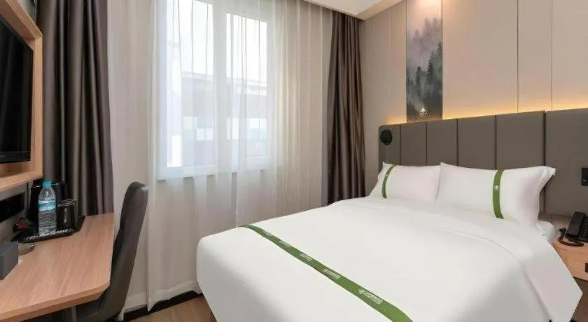 Bed in GreenTree Inn Jinan Quancheng Hotel