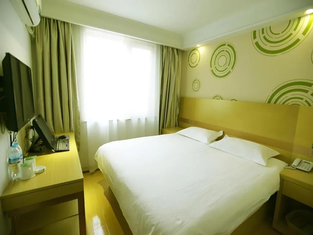 Bed in GreenTree Inn Jinan Quancheng Hotel