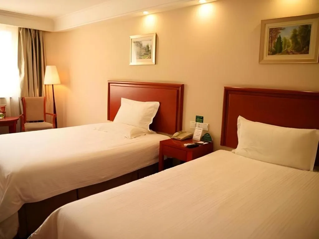 Bed in GreenTree Inn Jinan Quancheng Hotel