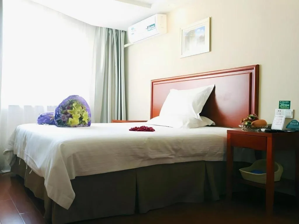 Bed in GreenTree Inn Jinan Quancheng Hotel