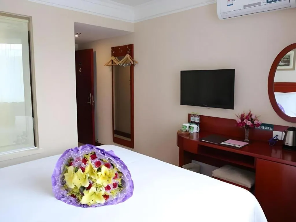 Bed in GreenTree Inn Jinan Quancheng Hotel