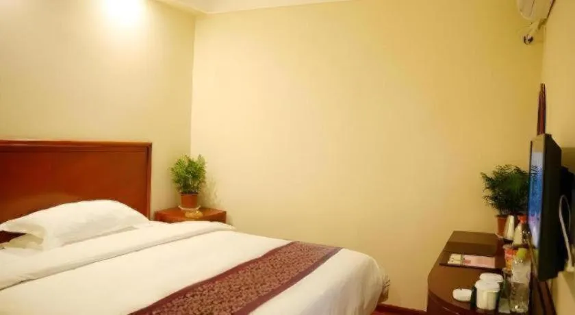 Bed in GreenTree Inn Jinan Quancheng Hotel