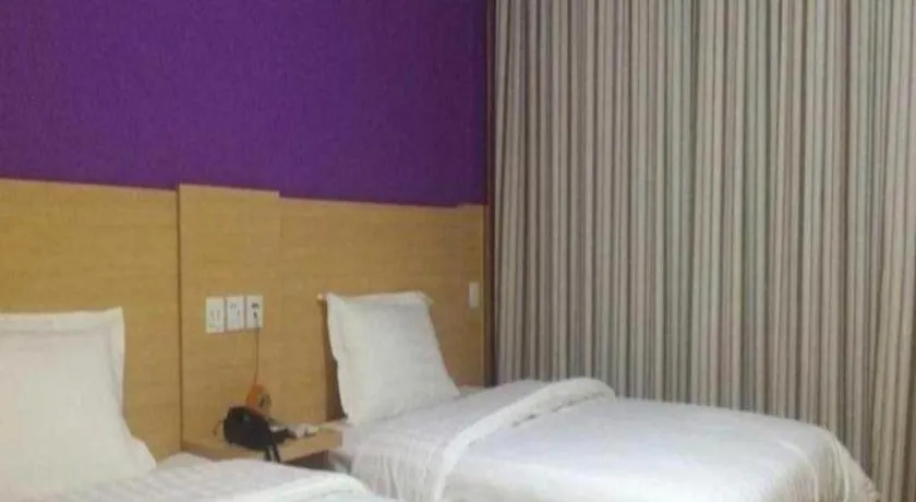 7 Days Inn Huanggang Luotian Hedong Street Dabieshan Food Plaza