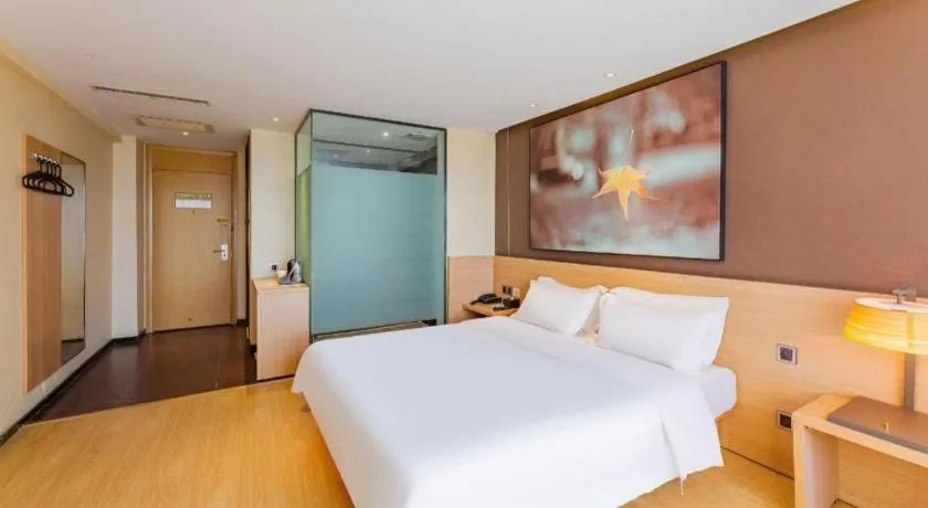 Bed in IU Hotel Tianjin Tianta Scenic Spot Wujiayao Metro Station