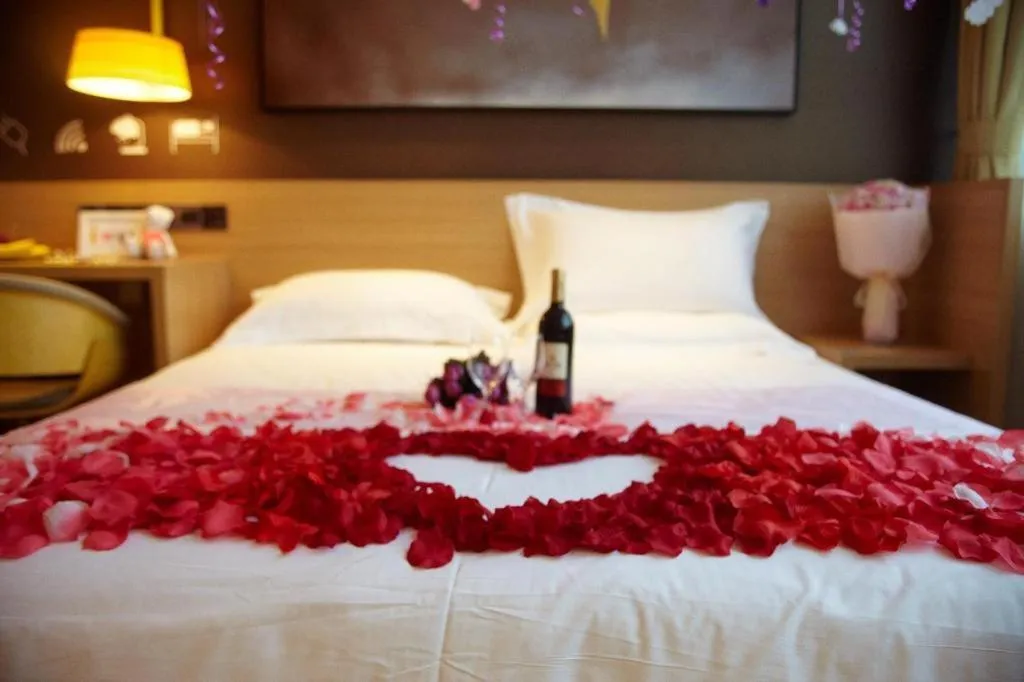 Bed in IU Hotel Tianjin Tianta Scenic Spot Wujiayao Metro Station