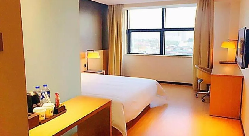 Bed in IU Hotel Tianjin Tianta Scenic Spot Wujiayao Metro Station