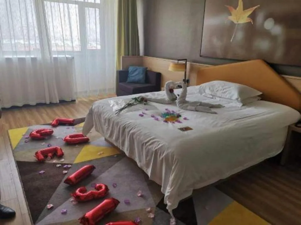 Bed in IU Hotel Tianjin Tianta Scenic Spot Wujiayao Metro Station