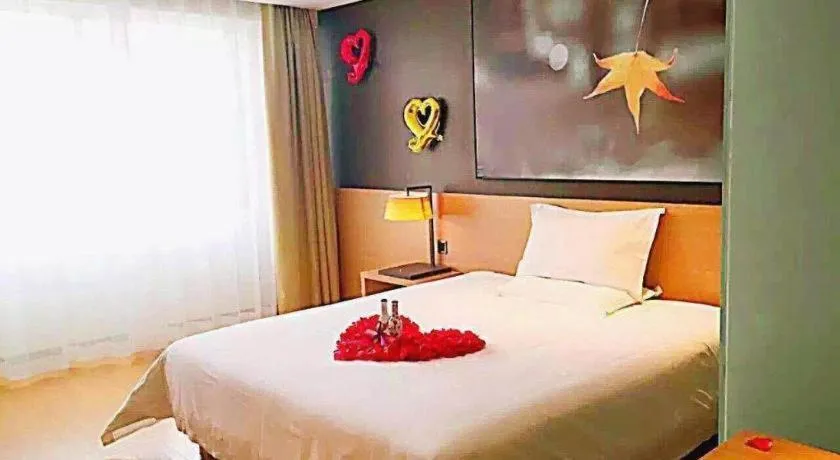 Bed in IU Hotel Tianjin Tianta Scenic Spot Wujiayao Metro Station