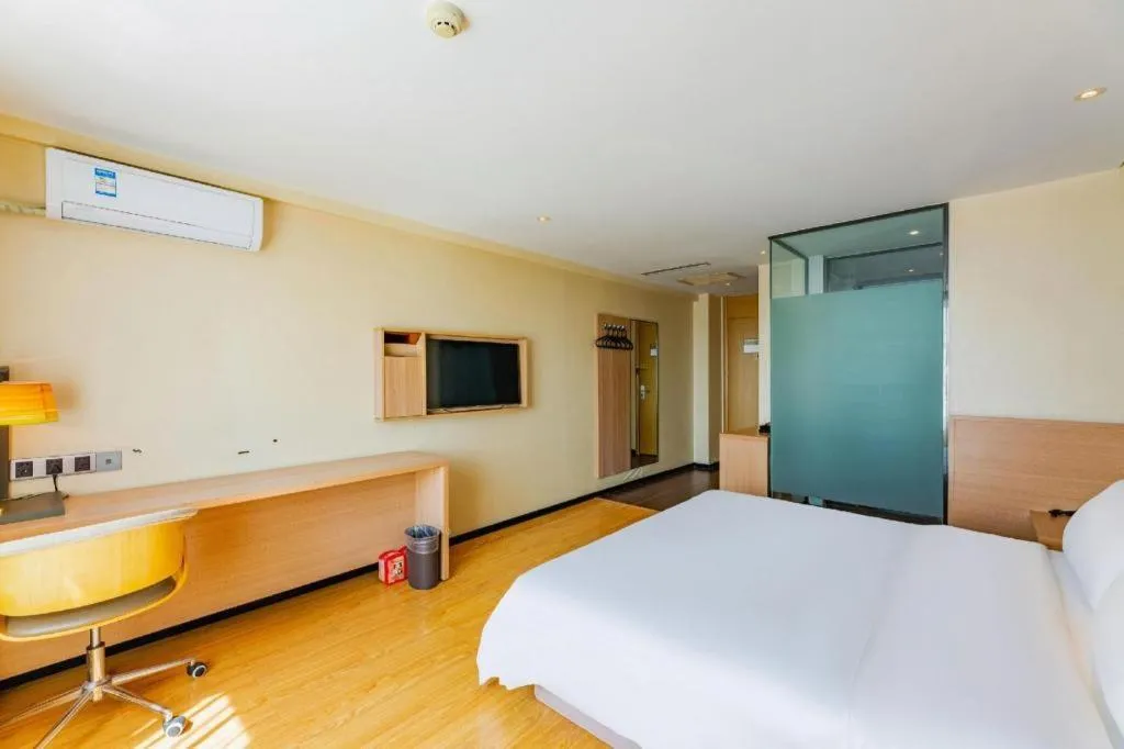 Bed in IU Hotel Tianjin Tianta Scenic Spot Wujiayao Metro Station