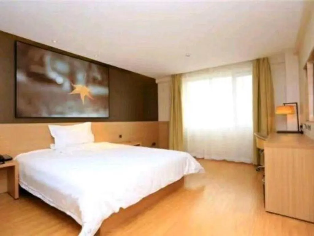 Bed in IU Hotel Tianjin Tianta Scenic Spot Wujiayao Metro Station