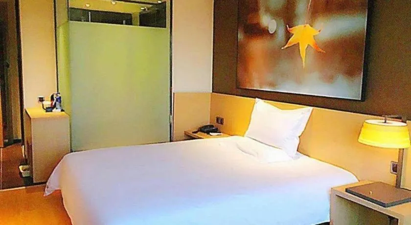 Bed in IU Hotel Tianjin Tianta Scenic Spot Wujiayao Metro Station